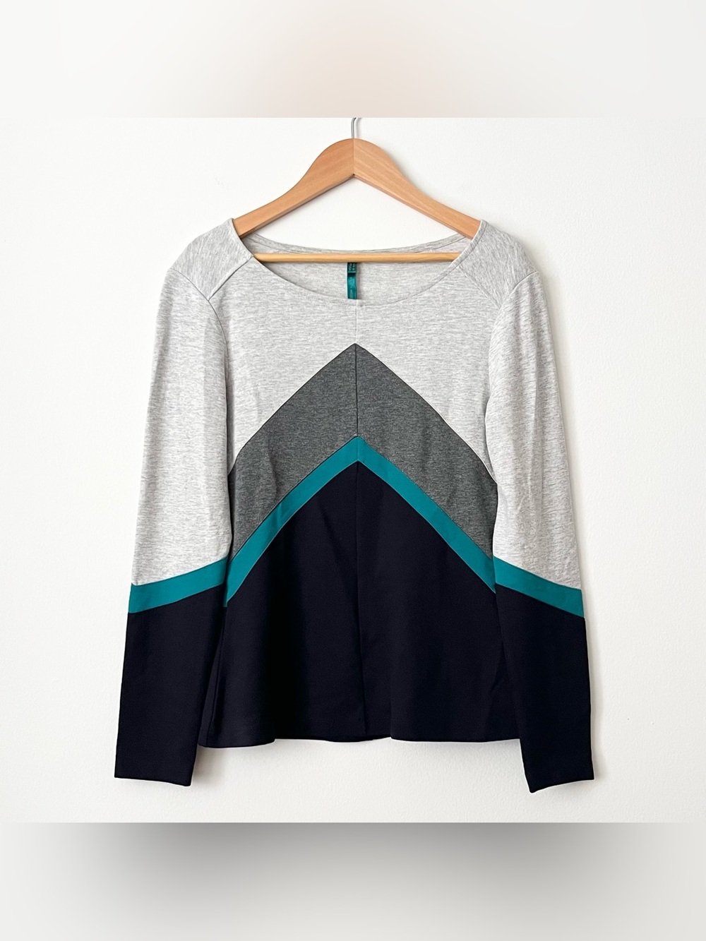 Karen Millen Women's Colorblock Top Shirt Chevron Gray Peplum Size 10/S Retro
